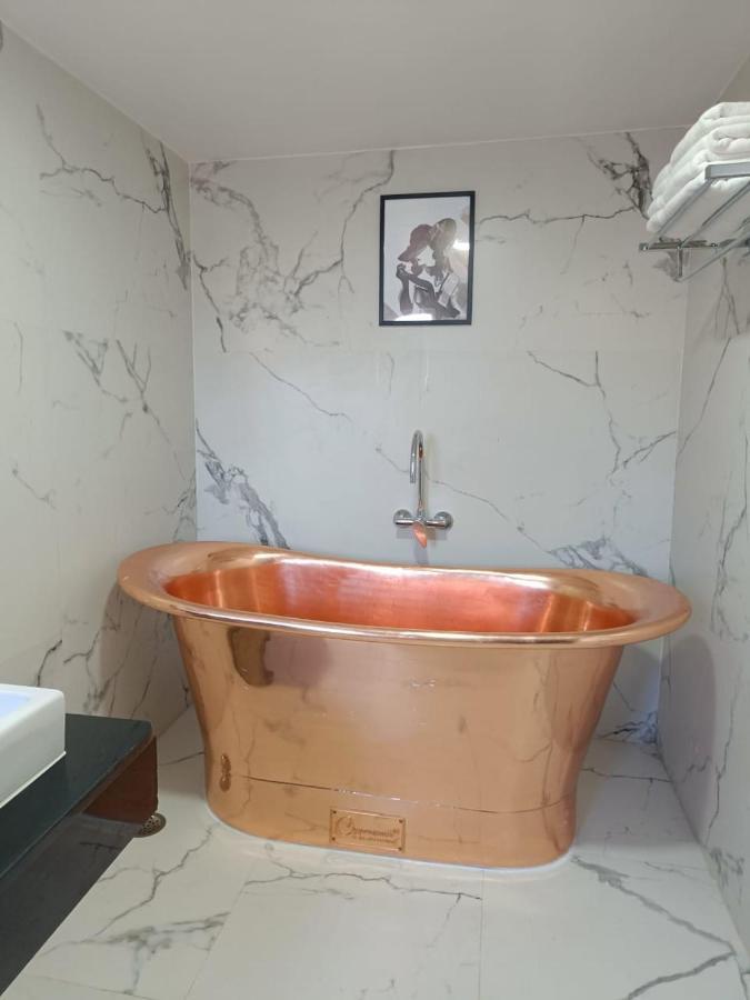 Venus Suite - Suite with Copper Bathtub