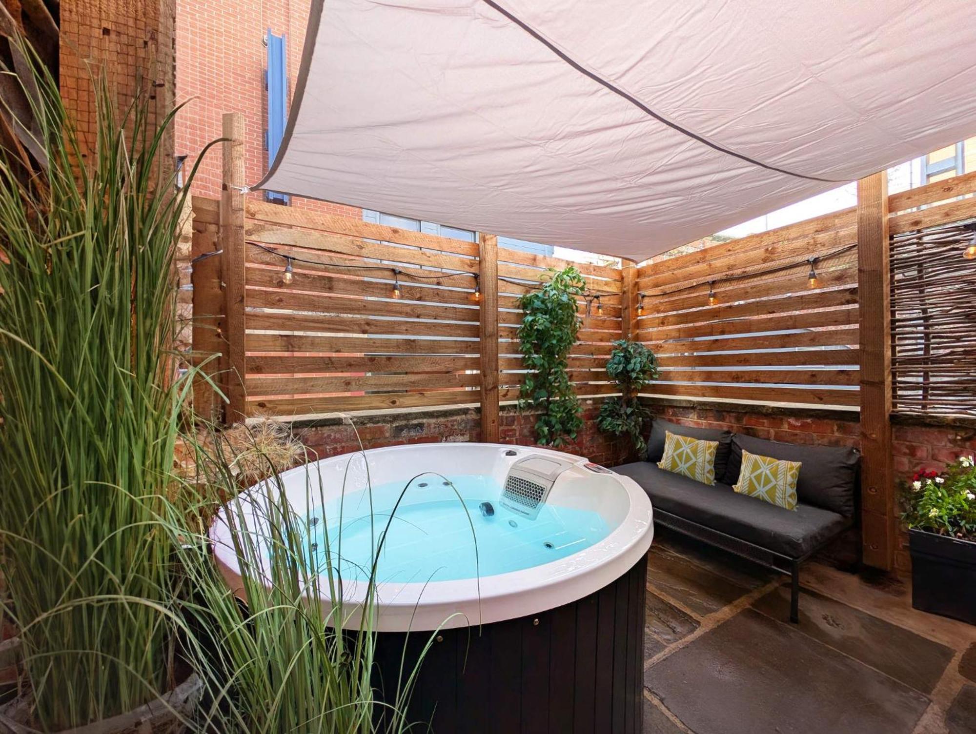 Blayds 14, City Centre Townhouse with Hot Tub