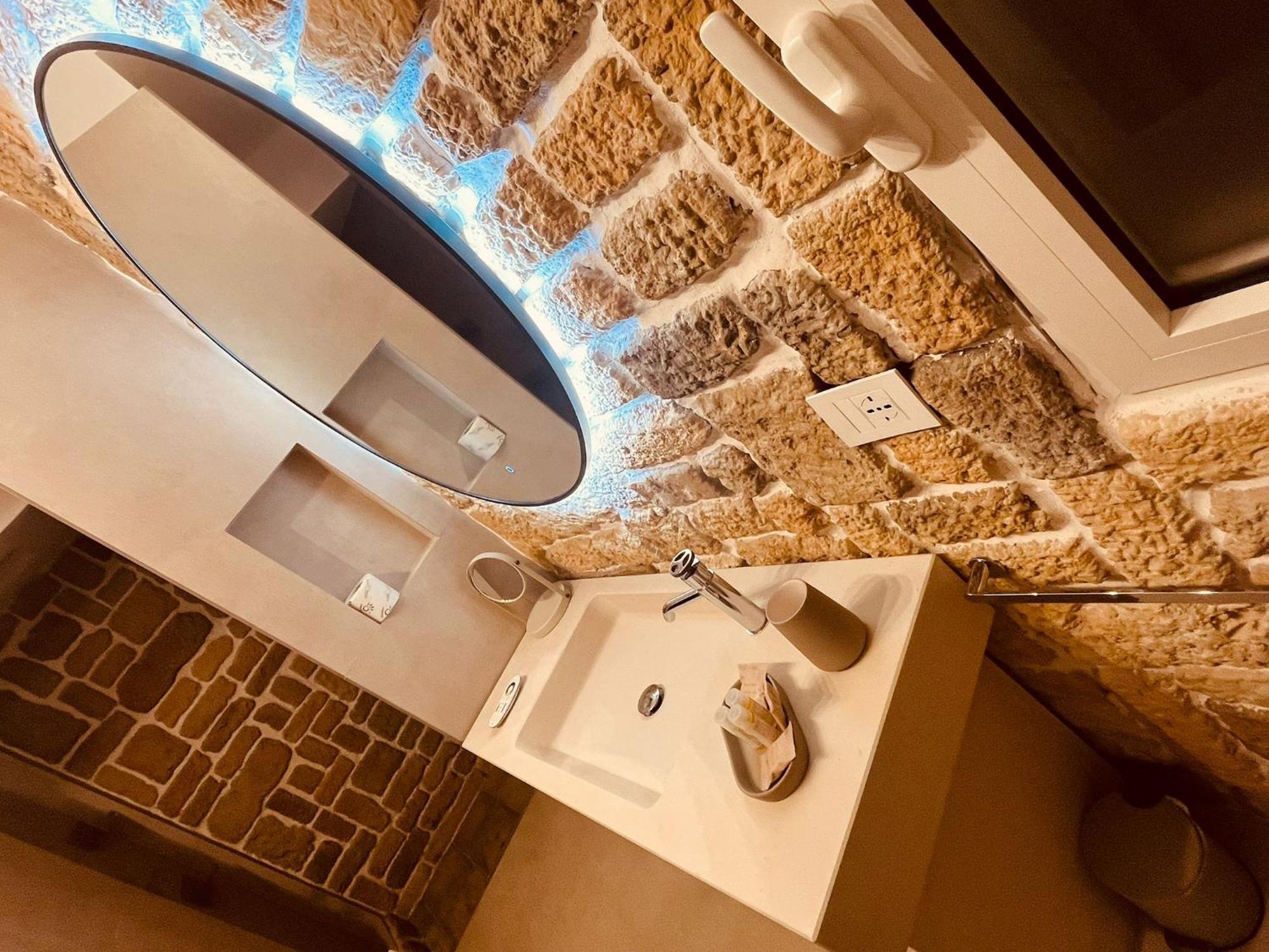 Deluxe Suite with Spa Bath,1690952439:JPEG