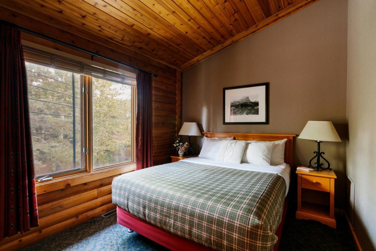 Alojamiento Cedar Lodge con 1 cama grande y sofá cama