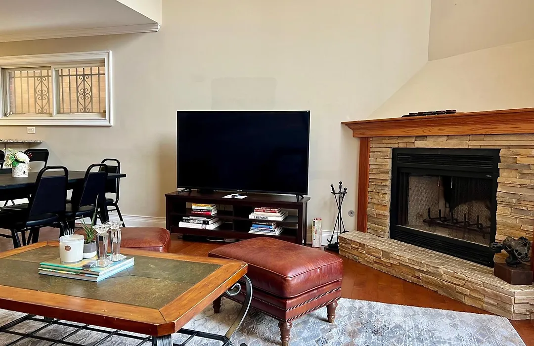 4 Bedroom Home In Best Location Parking Fireplace Back Yard Pets Welcome-1