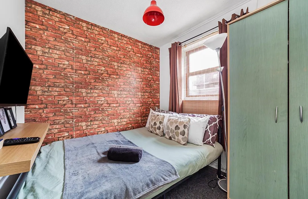 2Bed Garden House W/Hot Tub, Sauna & Cinema Room-1