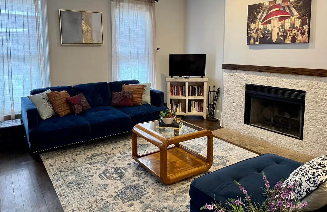 5 Bedroom Huge House In Best Location Parking Fireplace Back Yard-1