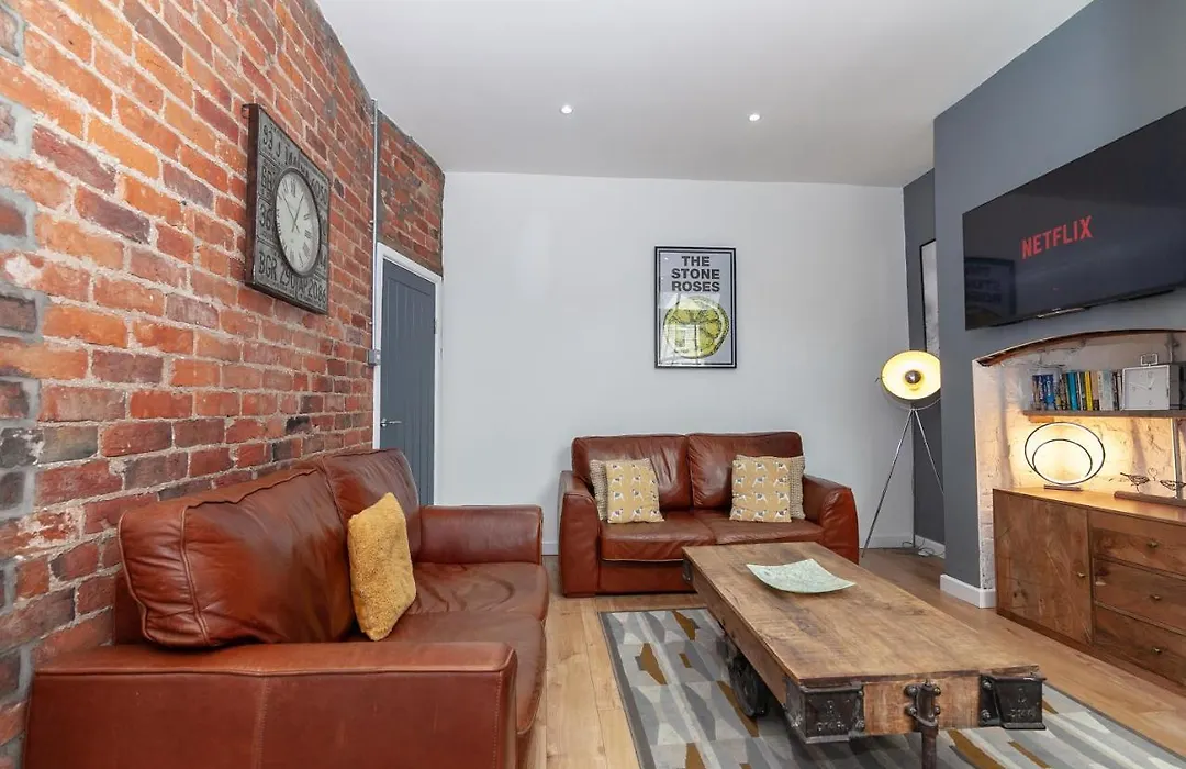 Park House - Large 3 Bedroom Victorian House, 10 Mins From Manchester-1