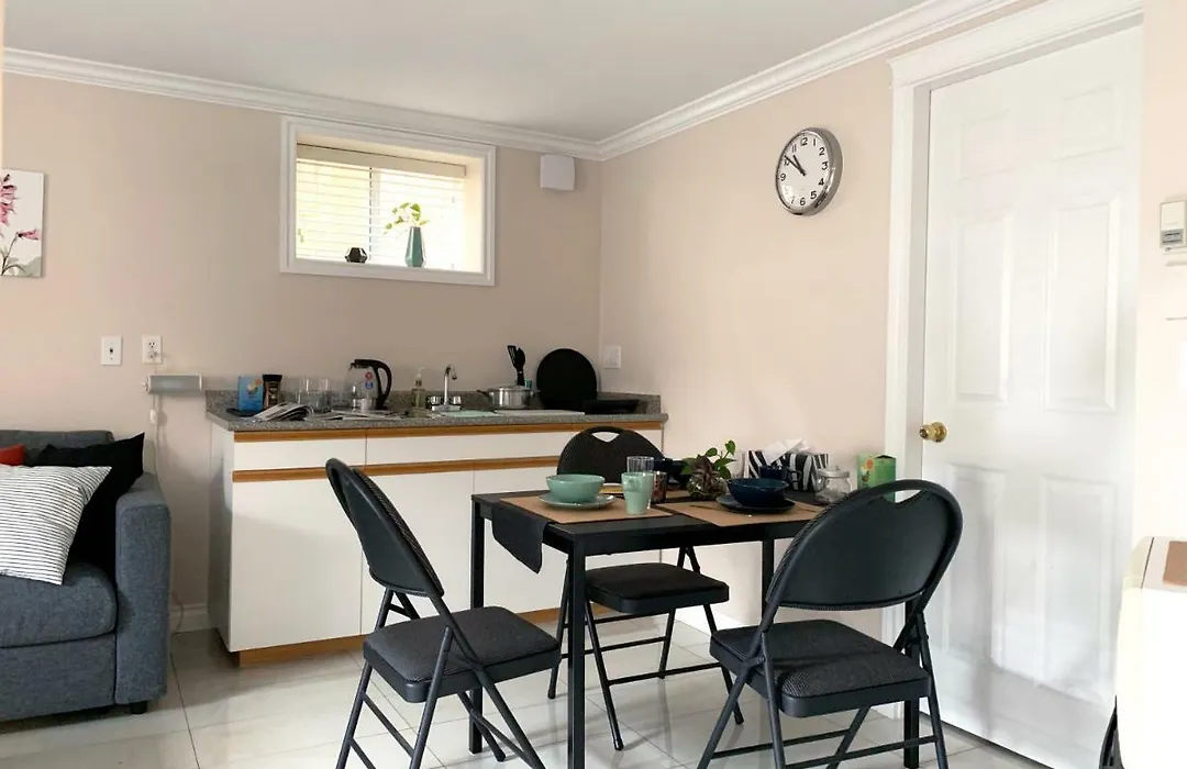 Entire Private Suite - 5 Min Walk To Skytrain, Free Parking, 15 Mins To Downtown-1