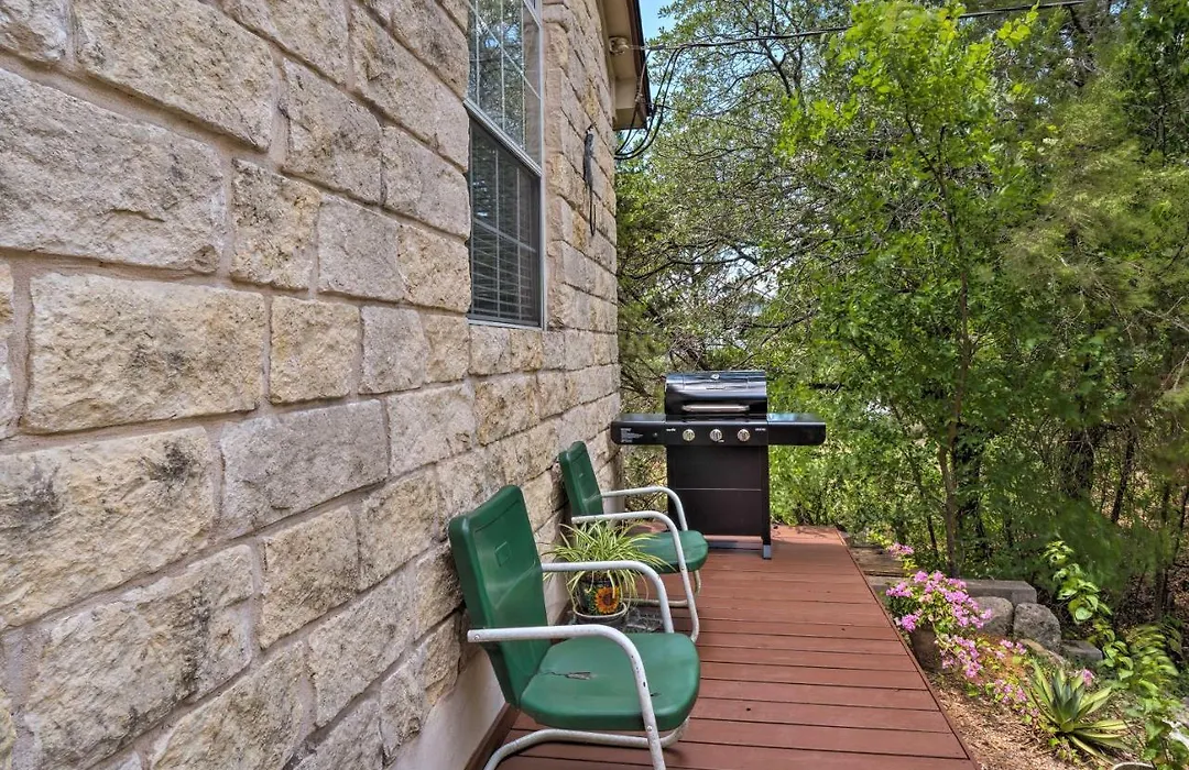 2 Furnished Decks & Lake Views: Austin Escape-1