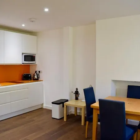 Charming 2 Bedroom Apartment In Kentish Town-3