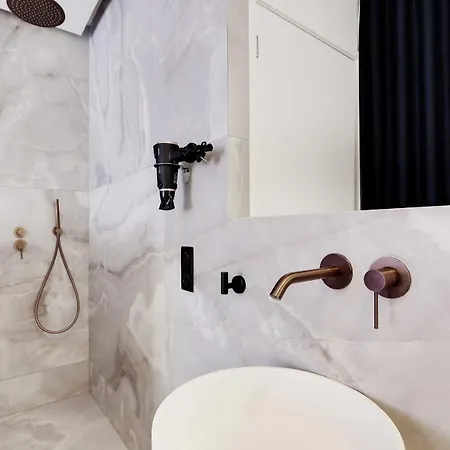 Couples Getaway Unit With Jacuzzi - City Center-3