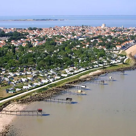 Mobil-home à Fouras : Proche Plage, 2 Chambres, TV, Plancha, Parking, Idéal Famille - FR-1-709-58-3