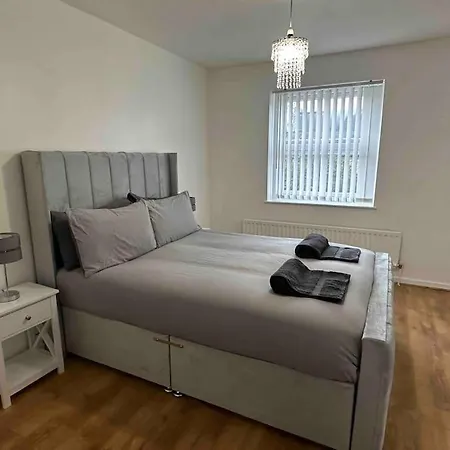 New! 4 Bedroom London House With Garden And Lawn-2