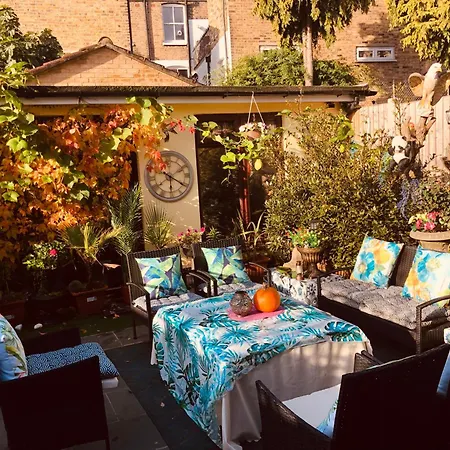 Cheerful 4 Bedroom House With Garden Free Parking-2