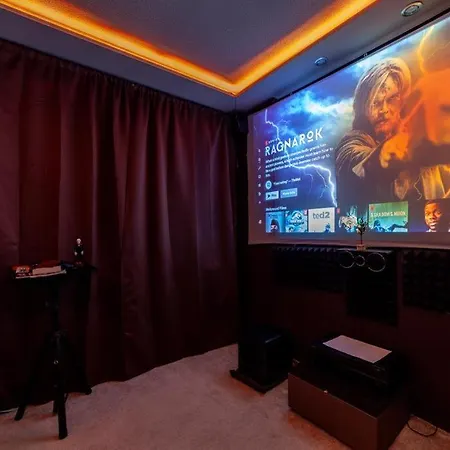 2Bed Garden House W/Hot Tub, Sauna & Cinema Room-3