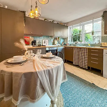 2Bed Garden House W/Hot Tub, Sauna & Cinema Room-2