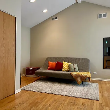 4 Bedroom Home In Best Location Parking Fireplace Back Yard Pets Welcome-2