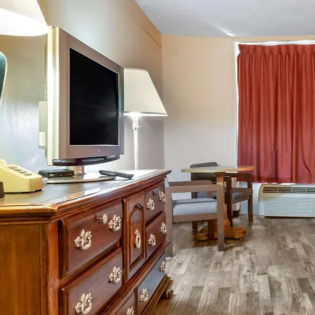 Econo Lodge Cortland Downtown-2