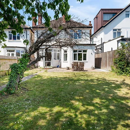 Wimbledon Town Centre Garden Apartment With Private Parking - Sleeps 5-2