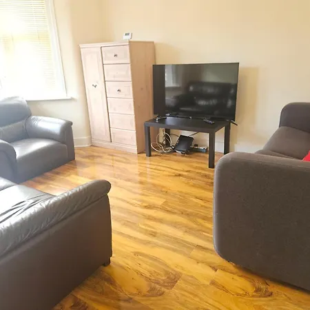 Four Bedroom House Chandos Road-2