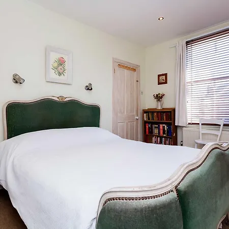 Veeve - Hartfield Crescent-2