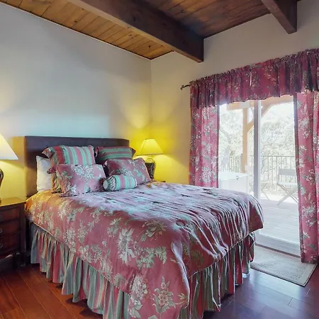Mountain Top Chalet-2