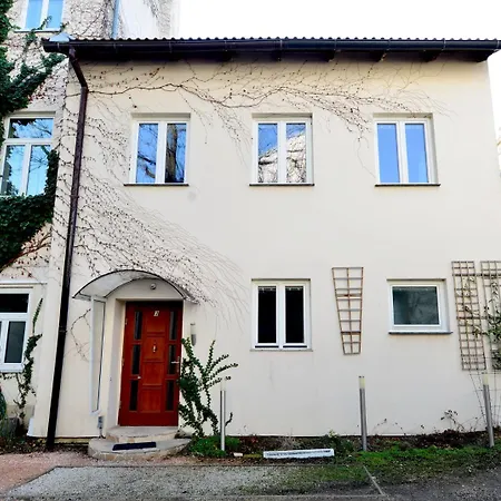 House With Courtyard & Parking Close To Stadtpark-2