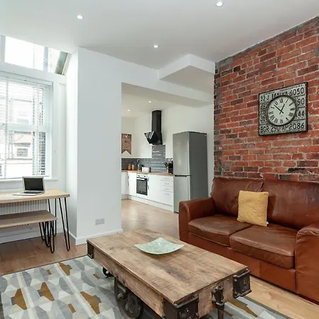 Park House - Large 3 Bedroom Victorian House, 10 Mins From Manchester-3