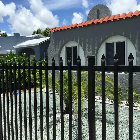 Modern 3/1 House Close To Beaches And Midtown-3