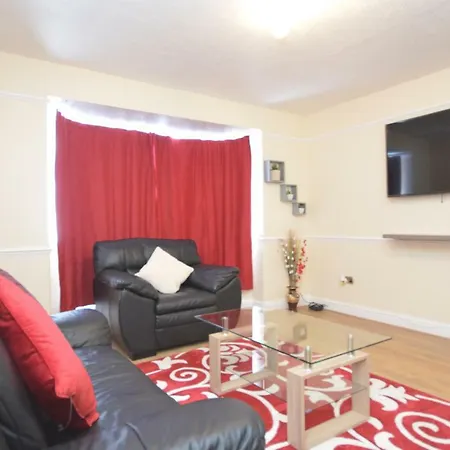 Four Bedroom Townhouse 12 Minutes Walk To Excel Exhibition Centre-3