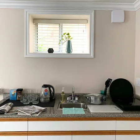 Entire Private Suite - 5 Min Walk To Skytrain, Free Parking, 15 Mins To Downtown-3