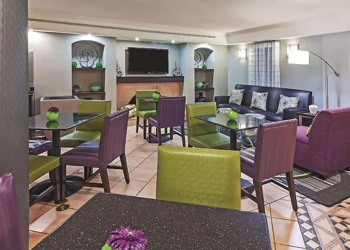 Hotel with pool: Travelodge By Wyndham Houston Cy-Fair