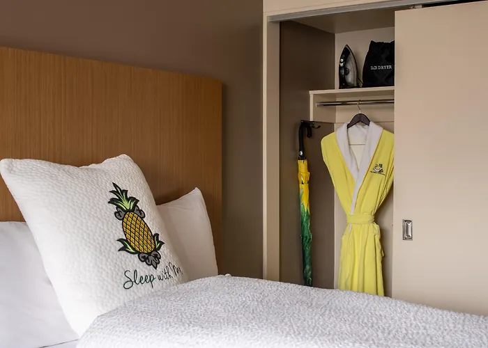 Staypineapple, Rose, Downtown Portland