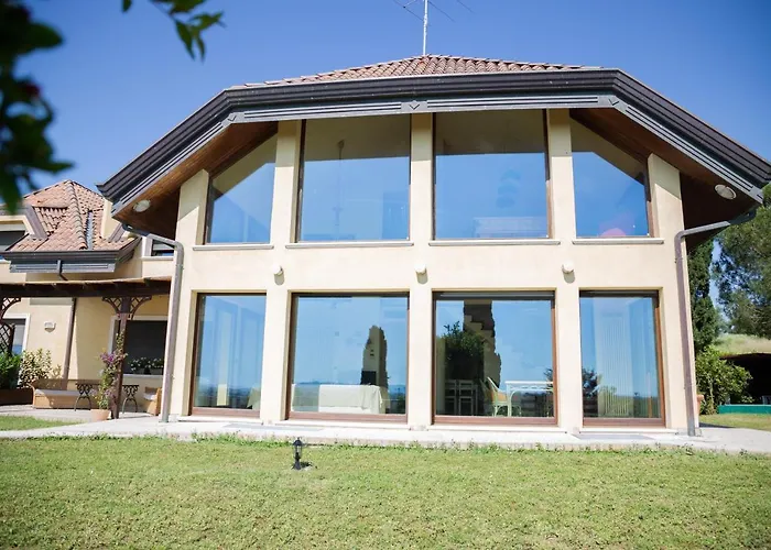 Villa Rolls - Porzione di Villa con piscina,giardino e parcheggi