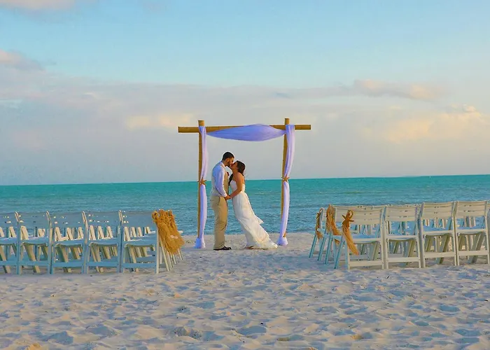 Hotel with pool: Margaritaville Beach House Key West