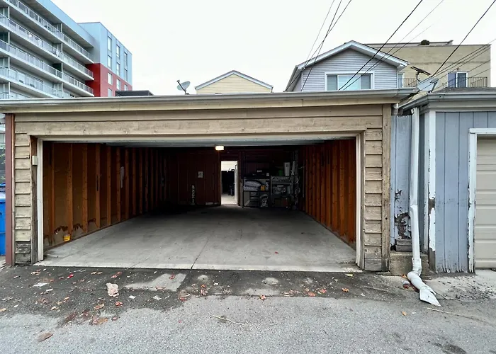 Designer Themed 4 Bedroom In Best Location With Patio And Fireplace