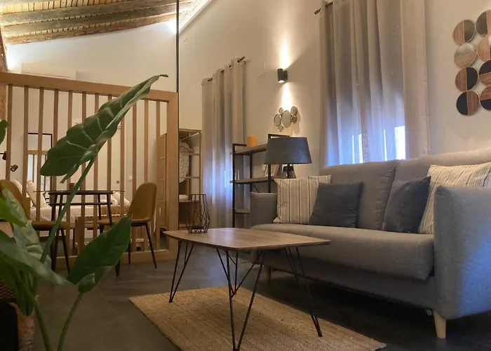 Hotel cerca del colegio: Apartamentos Cáceres Central Suites Torres de Cáceres