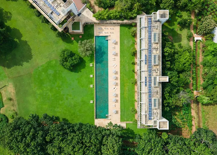 Hotel with view: Jetwing Lake