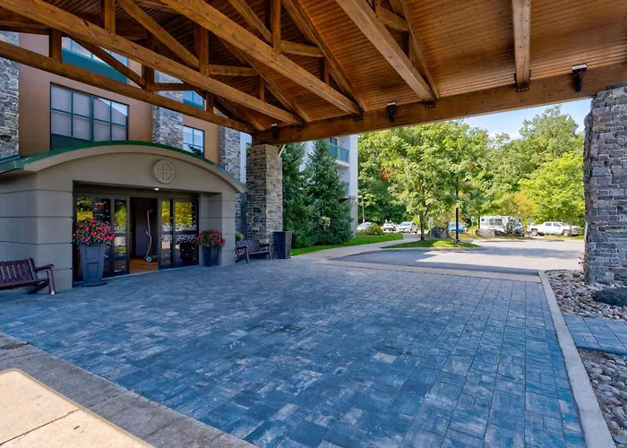 Hotel with pool: Hampton Inn & Suites Lake George