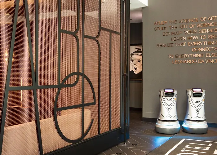 Hotel with Tennis: Hotel Emc2, Autograph Collection