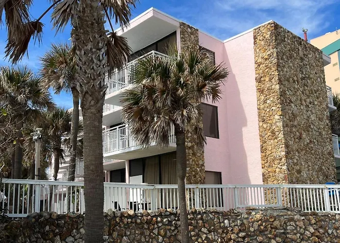 Pet Friendly hotel: Flamingo Inn Beachfront - Daytona Beach