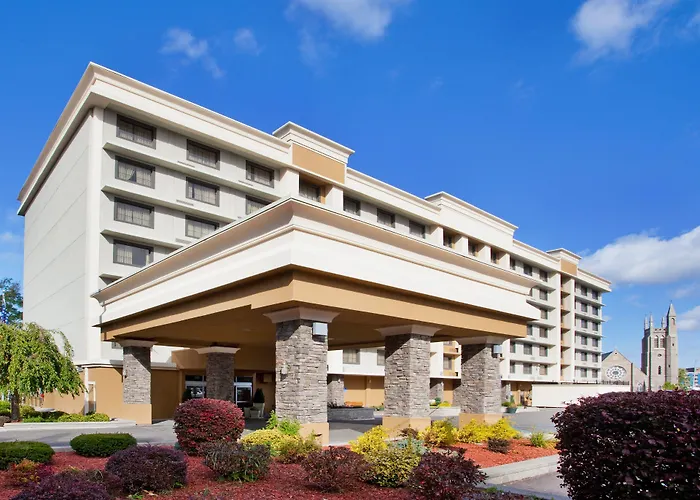 Pet Friendly hotel: Holiday Inn Niagara Falls State Park Entry By Ihg