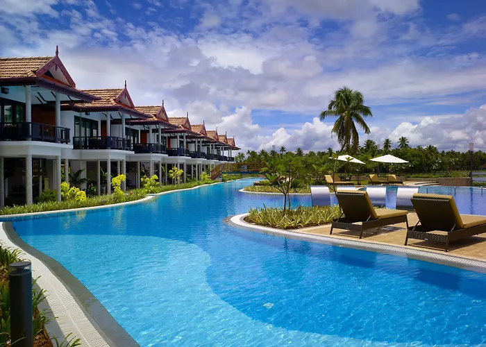 Hotel with pool: Ramada Resort By Wyndham Kochi