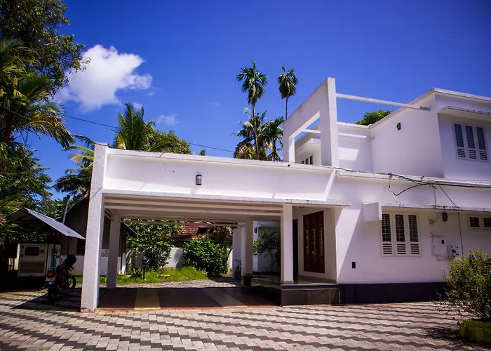 Villa with pool Seclude By The Lake, Alleppey