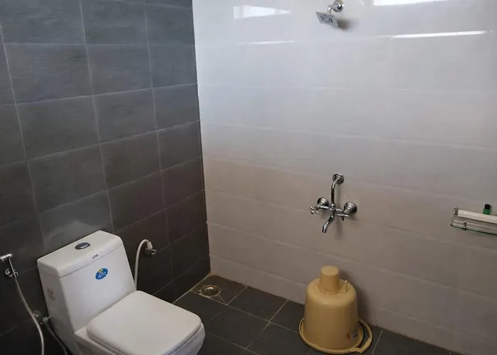 Pet Friendly hotel: The Bowers Chalet Private Campfire & Lawn Bbq, Wifi, Breakfast Hill Top 360 Degree View