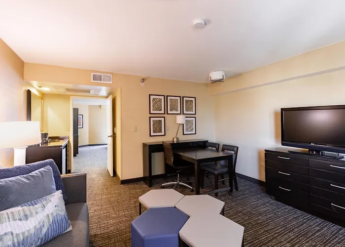 Luxury hotel only: Embassy Suites Los Angeles - International Airport/North