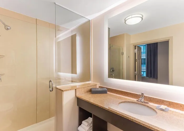 La Quinta Inn & Suites By Wyndham Downtown