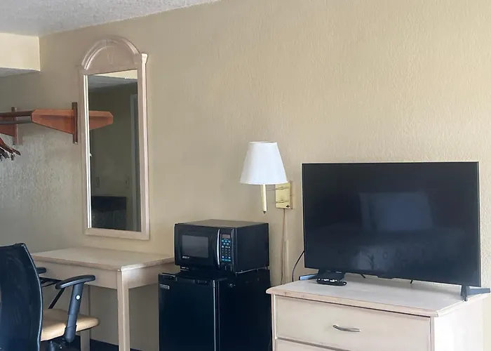 Hole Inn The Wall - Fort Walton Beach - Sunset Plaza - Nearby Beaches & Hurlburt