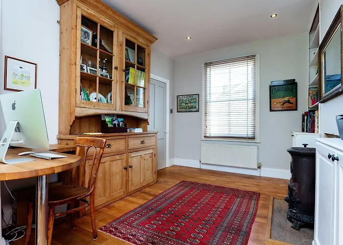 Veeve - Hartfield Crescent
