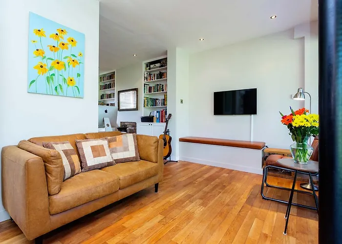 Veeve - Hartfield Crescent